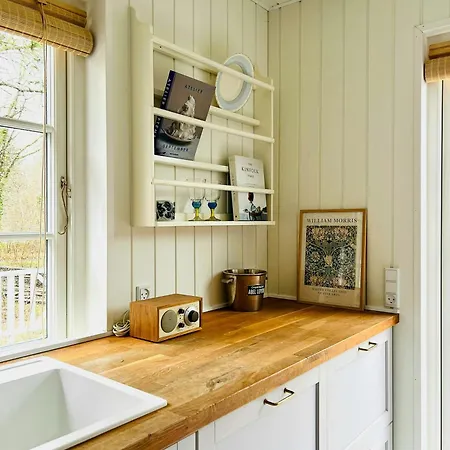 Holiday home Originalt 1930'er Traehus Naer Rude